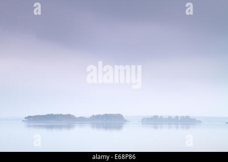 Brouillard sur la mer et l'île Banque D'Images