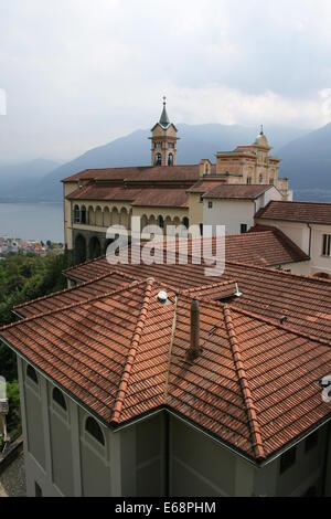 Locarno, Madonna del Sasso, Cardada et Cimetta, toits surplombant le Lac Majeur sur le côté Suisse Banque D'Images