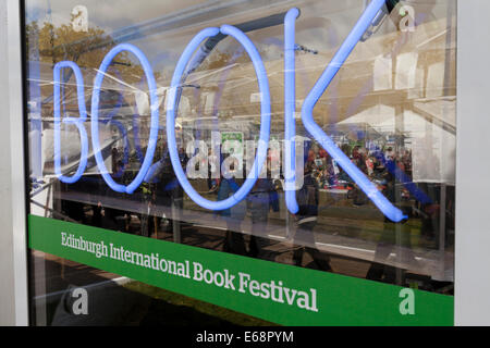 Edinburgh, Ecosse, Royaume-Uni. 18 août, 2014. Visiteurs reflète dans la fenêtre librairie profitez du soleil à la Edinburgh International Book Festival 2014. Edimbourg, Ecosse. 18 août 2014 Crédit : GARY DOAK/Alamy Live News Banque D'Images