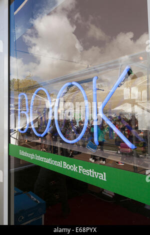 Edinburgh, Ecosse, Royaume-Uni. 18 août, 2014. Visiteurs reflète dans la fenêtre librairie profitez du soleil à la Edinburgh International Book Festival 2014. Edimbourg, Ecosse. 18 août 2014 Crédit : GARY DOAK/Alamy Live News Banque D'Images