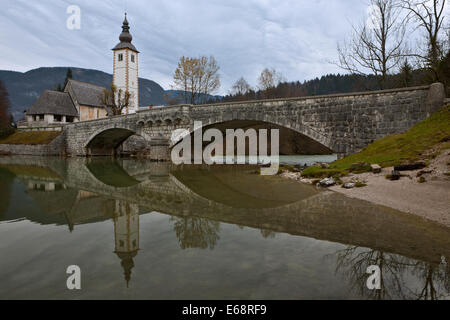 L'église Saint Janez sur le lac de Bohinj, la Slovénie, Gorenjska Banque D'Images