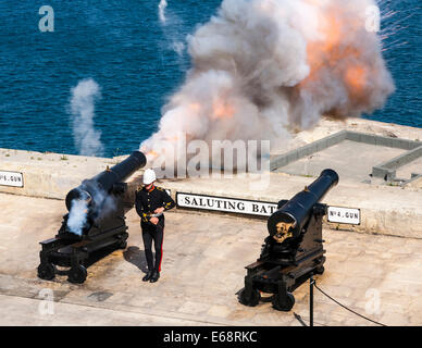 Le tir des armes à feu en milieu de journée, saluant la batterie, la Barracca Gardens, La Valette, Malte. Banque D'Images