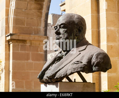 Buste de Sir Winston Spencer Churchill, Upper Barracca Gardens, La Valette, Malte. Banque D'Images