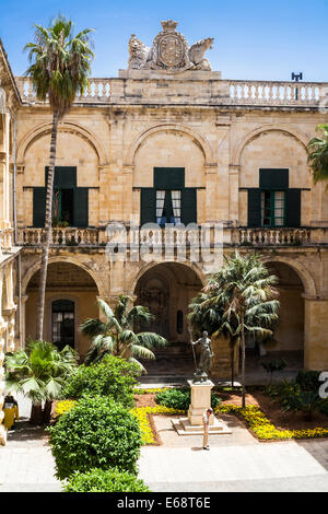 Petit jardin dans le palais du Grand Maître, La Valette, Malte. Banque D'Images