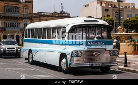 Vintage bus Leyland, Mosta, Malte. Banque D'Images