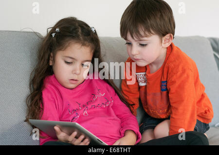 Les enfants avec Tablet Banque D'Images