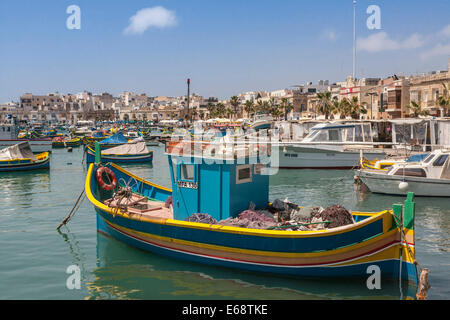 Marsaxlokk port avec bateau de pêche traditionnelle maltaise (Luzzu), Malte. Banque D'Images