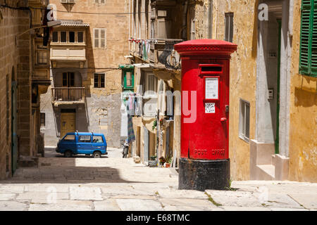 Old Red British postbox sur une rue de La Valette, l'île de Malte. Banque D'Images