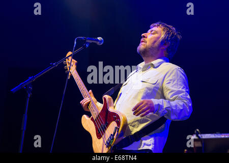 Jimi Goodwin joue sur l'étape de loin au Green Man Festival 2014. Banque D'Images