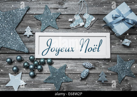 Joyeux Noël carte dans le style shabby chic en bleu et blanc avec texte français sur planche de bois. Banque D'Images