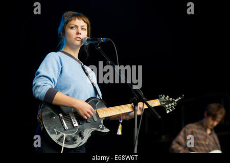 Angel Olsen joue sur l'étape de montagne au Green Man Festival 2014. Banque D'Images