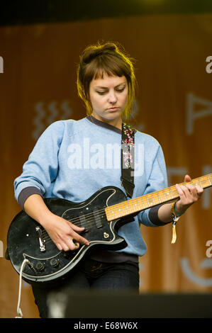 Angel Olsen joue sur l'étape de montagne au Green Man Festival 2014. Banque D'Images