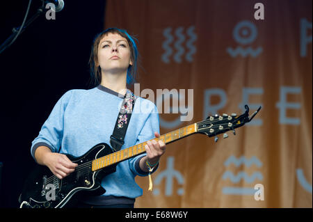 Angel Olsen joue sur l'étape de montagne au Green Man Festival 2014. Banque D'Images