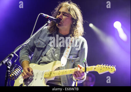 Adam Granduciel de la guerre à la drogue joue sur l'étape de montagne au Green Man Festival 2014. Banque D'Images