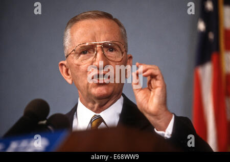 Washington, DC, USA. 25 octobre, 1996. Le candidat présidentiel du Parti réformiste Ross Perot parle au National Press Club, 25 octobre 1996 à Washington, DC. © Richard Ellis/ZUMAPRESS.com/Alamy Live News Banque D'Images