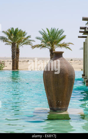 Piscine vase pont désert patio à la Bab Al Shams Desert Resort & Spa. Dubai, Émirats arabes unis Émirats arabes unis. Banque D'Images