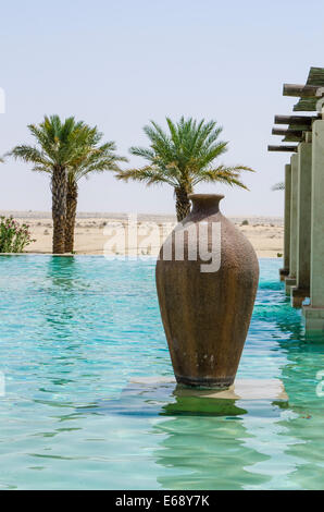 Piscine vase pont désert patio à la Bab Al Shams Desert Resort & Spa. Dubai, Émirats arabes unis Émirats arabes unis. Banque D'Images