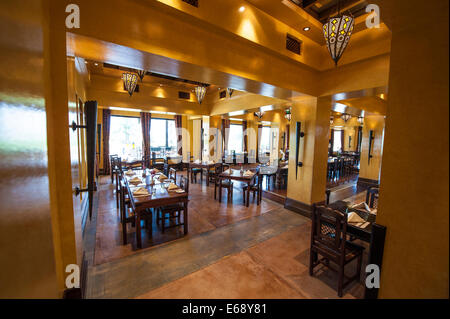 Salle à manger au restaurant Bab Al Shams Desert Resort & Spa. Dubai, Émirats arabes unis Émirats arabes unis. Banque D'Images