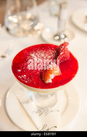 Sorbet à la fraise dessert au printemps Restaurant dans la Jumeirah Emirates Towers Hotel, Dubai, Émirats arabes unis Émirats arabes unis. Banque D'Images