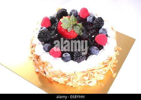 Un morceau de gâteau au fromage de bleuets sur une petite plaque, l'écrimage est fraise. Banque D'Images