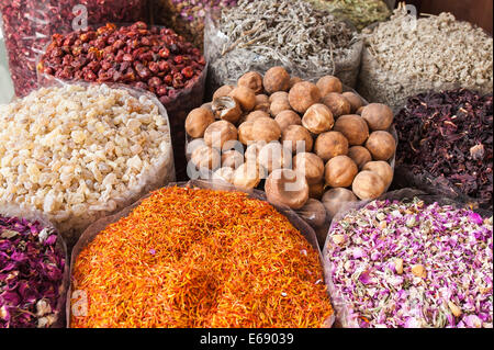 Les sacs d'épices épices Deira dans le souk, Dubaï, Emirats Arabes Unis EMIRATS ARABES UNIS. Banque D'Images