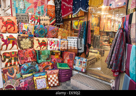 Vêtements vêtements textiles coussins Souk aux textiles à Bur Dubai, Dubaï, Émirats arabes unis Émirats arabes unis. Banque D'Images