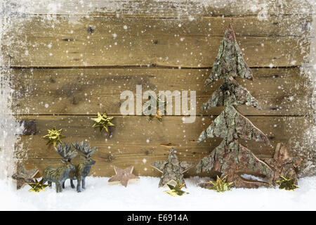 Country Style en bois fond de Noël avec les rennes et la neige. Idée pour une carte de vœux de noël. Banque D'Images