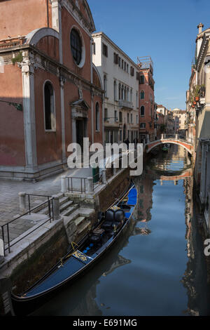 La gondole sur un canal latéral à Venise. Banque D'Images
