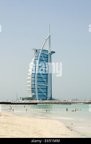 La plage de Jumeirah à Burj Al Arab Hotel Dubai, Émirats arabes unis Émirats arabes unis. Banque D'Images