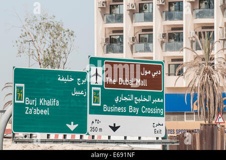 Rue de la route les panneaux de circulation routière à Dubaï, Émirats arabes unis Émirats arabes unis. Banque D'Images