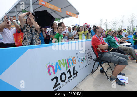 (140819) --Nanjing, Aug 19, 2014 (Xinhua) -- Les spectateurs regarder la performance sportive au Sports Lab dans les Jeux Olympiques de la Jeunesse 2014 de Nanjing, à Nanjing, capitale de la province de Jiangsu, Chine orientale, le 19 août 2014. Le Roller avec Wushu, escalade, planche à roulettes, et sont sélectionnés pour la mise en valeur dans le laboratoire des Sports du 17 août au 27 août. Plus de 2000 spectateurs viennent de faire l'expérience de la laboratoire sport mardi. (Xinhua/Zhang Hongxiang) Banque D'Images