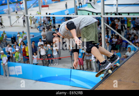 (140819) --Nanjing, Aug 19,2014 (Xinhua) -- l'Australie's skateboarding player Millarat Renton perfoms pour les spectateurs au Sports Lab dans les Jeux Olympiques de la Jeunesse 2014 de Nanjing, à Nanjing, capitale de la province de Jiangsu, Chine orientale, le 19 août 2014. Le Roller avec Wushu, escalade, planche à roulettes, et sont sélectionnés pour la mise en valeur dans le laboratoire des Sports du 17 août au 27 août. Plus de 2000 spectateurs viennent de faire l'expérience de la laboratoire sport mardi. (Xinhua/Zhang Hongxiang) Banque D'Images