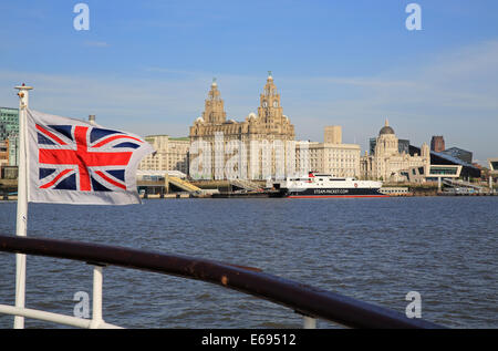 La vue du célèbre front de mer de Liverpool et les Trois Grâces de la Mersey Ferry, traverser la rivière, nord-ouest de l'Angleterre, Royaume-Uni Banque D'Images