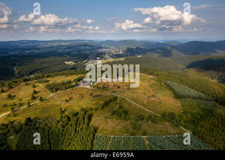 Vue aérienne, Kahler Asten avec couverture nuageuse basse, Heath, Naturpark Astenberg Rothaargebirge, station météo, Winterberg Banque D'Images