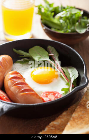 Œuf frit tomates saucisses dans le moule pour le petit déjeuner Banque D'Images