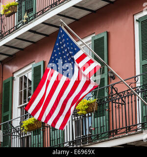 Drapeau américain à l'extérieur d'une maison historique dans le quartier français, la Nouvelle Orléans, Louisiane, États-Unis Banque D'Images