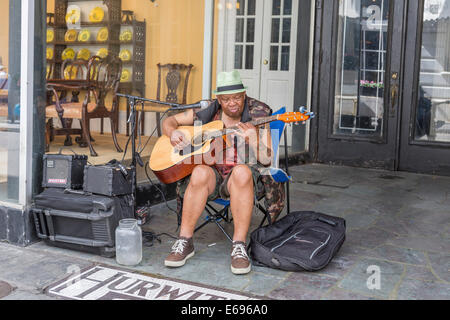 Musicien de rue, un homme âgé à la guitare, la musique blues effectué sur Bourbon Street, La Nouvelle-Orléans, Louisiane Banque D'Images