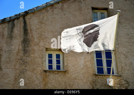 Drapeau de la Corse, drapeau blanc avec une tête de maure, devant une maison, Corte, Corse, France Banque D'Images