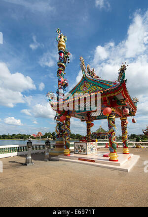 Sky-terre-pilier au Temple chinois Sanjao Phuya ou Ya Pu Chao Saan Temple, sur le lac de Nong Bua, Udon Thani, Isan, Thaïlande Banque D'Images