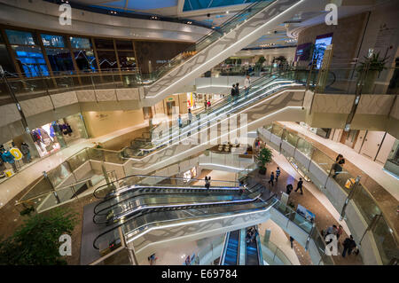 Escaliers mécaniques dans l'IFC Mall, Pudong, Shanghai, Chine Banque D'Images