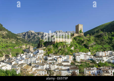 Vue sur Cazorla avec le Castillo de la Yedra, Cazorla, province de Jaén, Andalousie, Espagne Banque D'Images