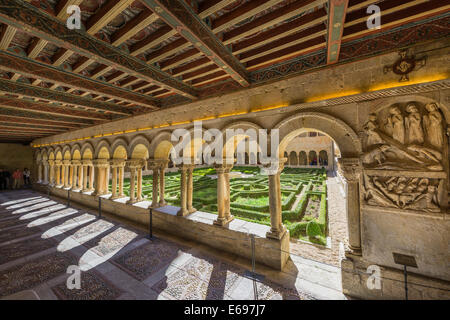 Cloître du monastère bénédictin de Santo Domingo de Silos, Castille et León, Espagne Banque D'Images