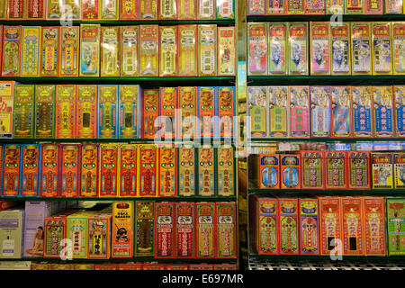 Divers médicaments dans une pharmacie pour la médecine traditionnelle chinoise, Kowloon, Hong Kong, Chine Banque D'Images