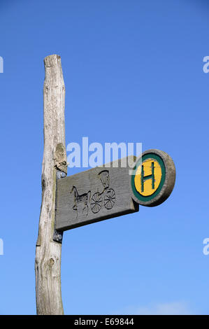 Arrêt de car, de transport ou d'arrêt bus stop sign, Falshöft, Schleswig-Holstein, Allemagne Banque D'Images