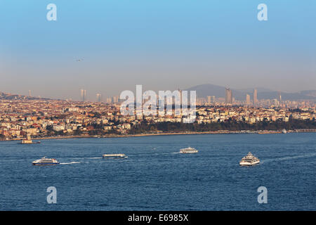 Vue depuis la tour de Galata sur le Bosphore à Üsküdar, Istanbul, Turquie, du côté de l'Asie Banque D'Images
