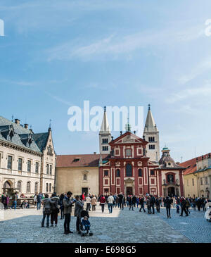 Basilique Saint-georges, le château de Prague, Hradcany, Prague, République Tchèque Banque D'Images