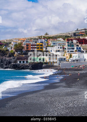 Les touristes sur la plage de sable noir de Puerto Naos, La Palma, Canary Islands, Spain Banque D'Images