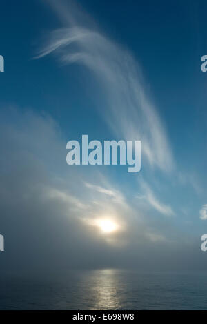 Atmosphère mystique, le soleil derrière les nuages, l'océan Arctique, l'archipel du Svalbard, Spitzberg, Svalbard et Jan Mayen (Norvège) Banque D'Images