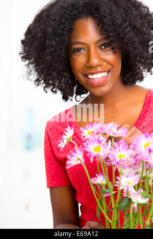 Mixed Race woman holding bouquet de fleurs Banque D'Images