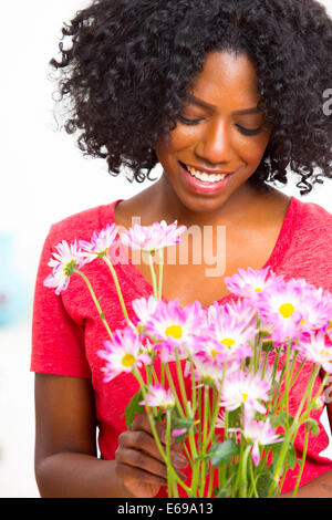 Mixed Race woman holding bouquet de fleurs Banque D'Images